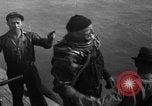 Standbild Taucher erholen Körper vom Lake Michigan barge Unfall Chicago Illinois USA, 1936, aus Sekunde 36 historischem Filmmaterial Videoclip 65675049688
