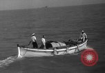 Standbild Taucher erholen Körper vom Lake Michigan barge Unfall Chicago Illinois USA, 1936, aus Sekunde 37 historischem Filmmaterial Videoclip 65675049688