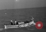 Standbild Taucher erholen Körper vom Lake Michigan barge Unfall Chicago Illinois USA, 1936, aus Sekunde 38 historischem Filmmaterial Videoclip 65675049688