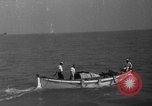 Standbild Taucher erholen Körper vom Lake Michigan barge Unfall Chicago Illinois USA, 1936, aus Sekunde 39 historischem Filmmaterial Videoclip 65675049688
