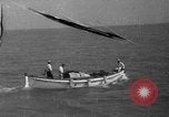 Standbild Taucher erholen Körper vom Lake Michigan barge Unfall Chicago Illinois USA, 1936, aus Sekunde 40 historischem Filmmaterial Videoclip 65675049688