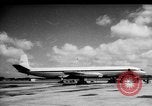 Standbild British Comet Jetliner Hertfordshire England, 1951, aus Sekunde 3 historischem Filmmaterial Videoclip 65675049704