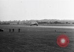 Standbild British Comet Jetliner Hertfordshire England, 1951, aus Sekunde 30 historischem Filmmaterial Videoclip 65675049704