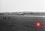Standbild British Comet Jetliner Hertfordshire England, 1951, aus Sekunde 31 historischem Filmmaterial Videoclip 65675049704