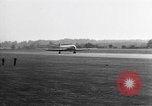 Standbild British Comet Jetliner Hertfordshire England, 1951, aus Sekunde 32 historischem Filmmaterial Videoclip 65675049704