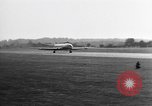 Standbild British Comet Jetliner Hertfordshire England, 1951, aus Sekunde 33 historischem Filmmaterial Videoclip 65675049704