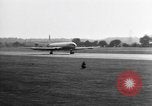 Standbild British Comet Jetliner Hertfordshire England, 1951, aus Sekunde 35 historischem Filmmaterial Videoclip 65675049704
