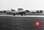 Standbild British Comet Jetliner Hertfordshire England, 1951, aus Sekunde 37 historischem Filmmaterial Videoclip 65675049704