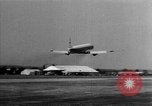 Standbild British Comet Jetliner Hertfordshire England, 1951, aus Sekunde 45 historischem Filmmaterial Videoclip 65675049704