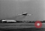 Standbild British Comet Jetliner Hertfordshire England, 1951, aus Sekunde 46 historischem Filmmaterial Videoclip 65675049704