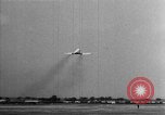 Standbild British Comet Jetliner Hertfordshire England, 1951, aus Sekunde 50 historischem Filmmaterial Videoclip 65675049704