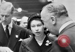 Standbild Queen Elizabeth Birmingham England, 1956, aus Sekunde 10 historischem Filmmaterial Videoclip 65675049716
