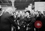 Standbild Queen Elizabeth Birmingham England, 1956, aus Sekunde 29 historischem Filmmaterial Videoclip 65675049716