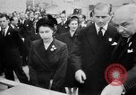 Standbild Queen Elizabeth Birmingham England, 1956, aus Sekunde 35 historischem Filmmaterial Videoclip 65675049716