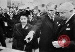 Standbild Queen Elizabeth Birmingham England, 1956, aus Sekunde 37 historischem Filmmaterial Videoclip 65675049716