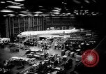 Standbild Bau der ersten Boeing Model 717 (KC-135) Renton Washington United States USA, 1956, aus Sekunde 56 historischem Filmmaterial Videoclip 65675049717