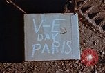 Standbild Allied Flags Paris Frankreich, 1945, aus Sekunde 5 historischem Filmmaterial Videoclip 65675049774