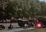 Standbild Allied Flags Paris Frankreich, 1945, aus Sekunde 15 historischem Filmmaterial Videoclip 65675049774