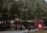 Standbild Allied Flags Paris Frankreich, 1945, aus Sekunde 19 historischem Filmmaterial Videoclip 65675049774