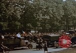 Standbild Allied Flags Paris Frankreich, 1945, aus Sekunde 20 historischem Filmmaterial Videoclip 65675049774
