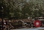 Standbild Allied Flags Paris Frankreich, 1945, aus Sekunde 26 historischem Filmmaterial Videoclip 65675049774