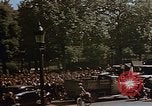 Standbild Allied Flags Paris Frankreich, 1945, aus Sekunde 30 historischem Filmmaterial Videoclip 65675049774