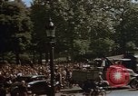 Standbild Allied Flags Paris Frankreich, 1945, aus Sekunde 32 historischem Filmmaterial Videoclip 65675049774