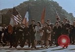 Standbild Allied Flags Paris Frankreich, 1945, aus Sekunde 34 historischem Filmmaterial Videoclip 65675049774