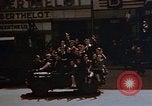 Standbild Allied Flags Paris Frankreich, 1945, aus Sekunde 50 historischem Filmmaterial Videoclip 65675049774