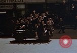 Standbild Allied Flags Paris Frankreich, 1945, aus Sekunde 51 historischem Filmmaterial Videoclip 65675049774