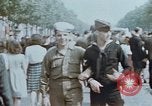 Standbild amerikanischer Soldat Paris Frankreich, 1945, aus Sekunde 1 historischem Filmmaterial Videoclip 65675049777