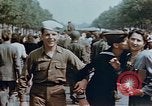 Standbild amerikanischer Soldat Paris Frankreich, 1945, aus Sekunde 3 historischem Filmmaterial Videoclip 65675049777