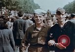 Standbild amerikanischer Soldat Paris Frankreich, 1945, aus Sekunde 6 historischem Filmmaterial Videoclip 65675049777