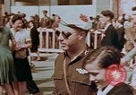 Standbild amerikanischer Soldat Paris Frankreich, 1945, aus Sekunde 18 historischem Filmmaterial Videoclip 65675049777