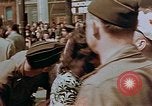 Standbild amerikanischer Soldat Paris Frankreich, 1945, aus Sekunde 23 historischem Filmmaterial Videoclip 65675049777