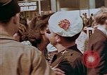 Standbild amerikanischer Soldat Paris Frankreich, 1945, aus Sekunde 24 historischem Filmmaterial Videoclip 65675049777