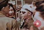 Standbild amerikanischer Soldat Paris Frankreich, 1945, aus Sekunde 25 historischem Filmmaterial Videoclip 65675049777