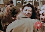 Standbild amerikanischer Soldat Paris Frankreich, 1945, aus Sekunde 27 historischem Filmmaterial Videoclip 65675049777