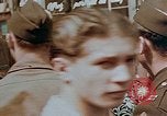 Standbild amerikanischer Soldat Paris Frankreich, 1945, aus Sekunde 28 historischem Filmmaterial Videoclip 65675049777
