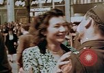 Standbild amerikanischer Soldat Paris Frankreich, 1945, aus Sekunde 29 historischem Filmmaterial Videoclip 65675049777