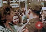 Standbild amerikanischer Soldat Paris Frankreich, 1945, aus Sekunde 30 historischem Filmmaterial Videoclip 65675049777