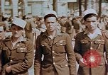 Standbild amerikanischer Soldat Paris Frankreich, 1945, aus Sekunde 33 historischem Filmmaterial Videoclip 65675049777