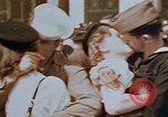 Standbild amerikanischer Soldat Paris Frankreich, 1945, aus Sekunde 38 historischem Filmmaterial Videoclip 65675049777