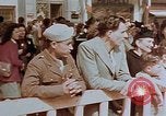 Standbild amerikanischer Soldat Paris Frankreich, 1945, aus Sekunde 43 historischem Filmmaterial Videoclip 65675049777