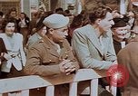 Standbild amerikanischer Soldat Paris Frankreich, 1945, aus Sekunde 46 historischem Filmmaterial Videoclip 65675049777