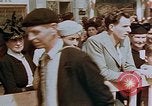 Standbild amerikanischer Soldat Paris Frankreich, 1945, aus Sekunde 49 historischem Filmmaterial Videoclip 65675049777