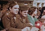 Standbild amerikanischer Soldat Paris Frankreich, 1945, aus Sekunde 51 historischem Filmmaterial Videoclip 65675049777