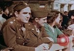 Standbild amerikanischer Soldat Paris Frankreich, 1945, aus Sekunde 52 historischem Filmmaterial Videoclip 65675049777