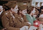 Standbild amerikanischer Soldat Paris Frankreich, 1945, aus Sekunde 55 historischem Filmmaterial Videoclip 65675049777