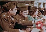 Standbild amerikanischer Soldat Paris Frankreich, 1945, aus Sekunde 56 historischem Filmmaterial Videoclip 65675049777